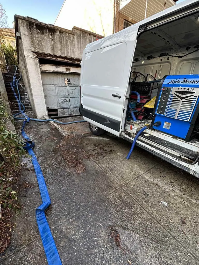 Truck-mounted extraction unit with hoses run out to a job